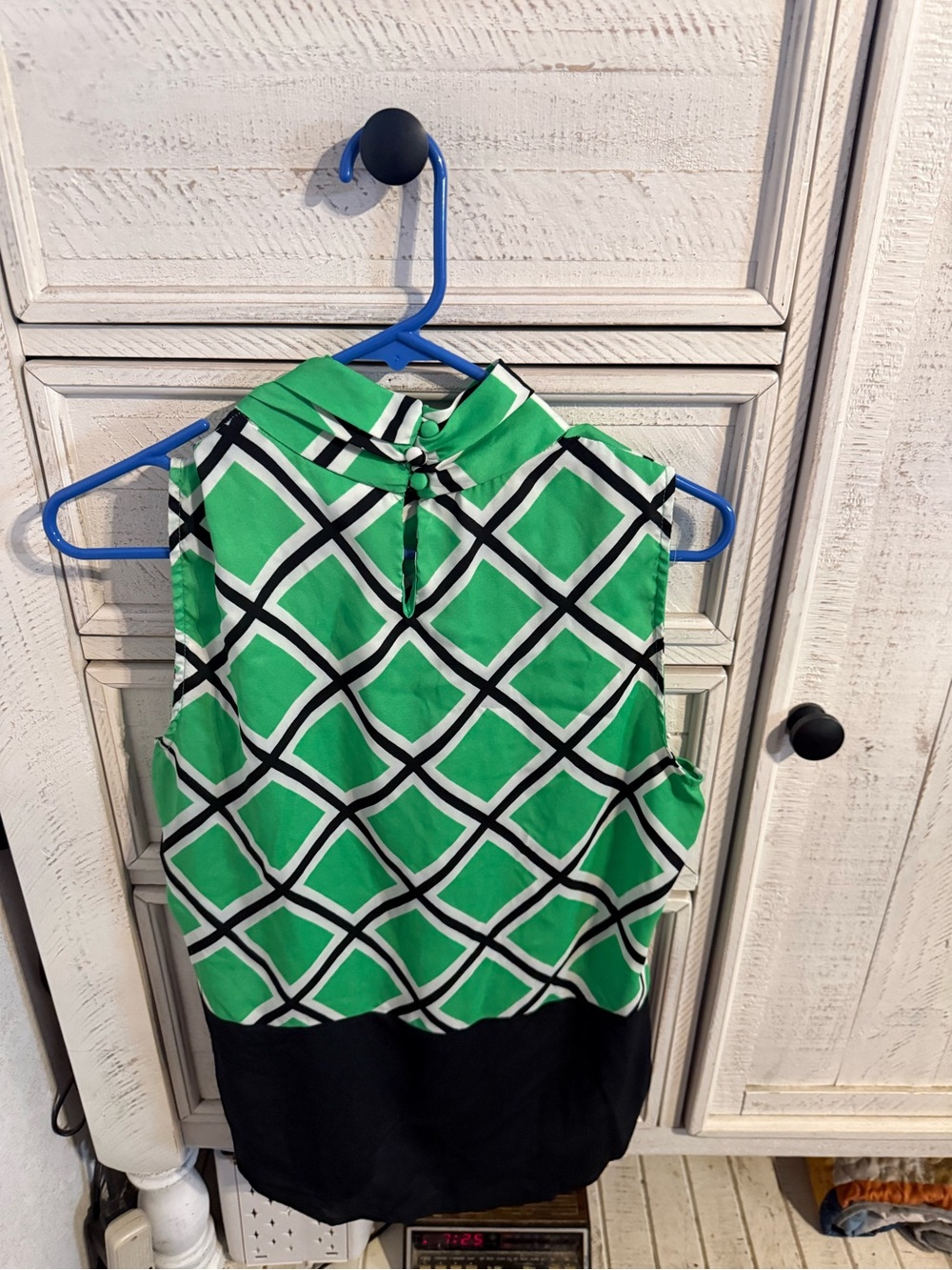 New York & Company Green Geometric Sleeveless Top with Black Hem